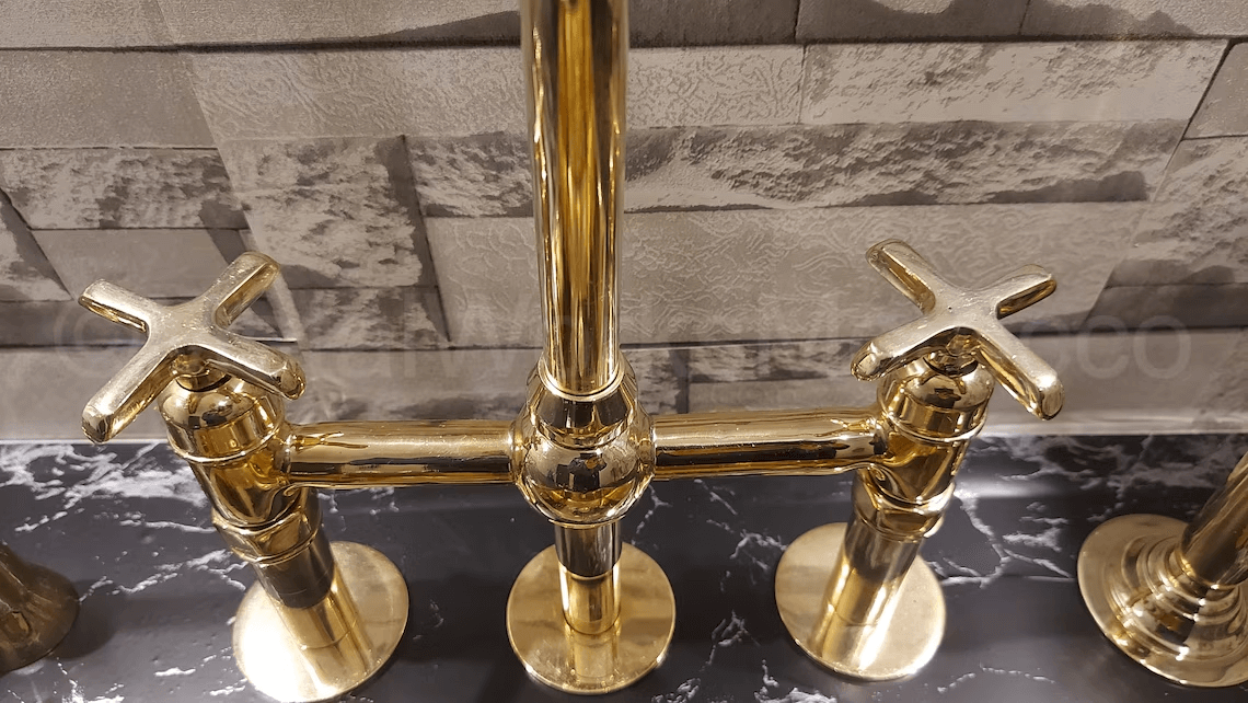 Polished Brass Kitchen Faucet With Sprayer 3-Hole dimensions and size reference